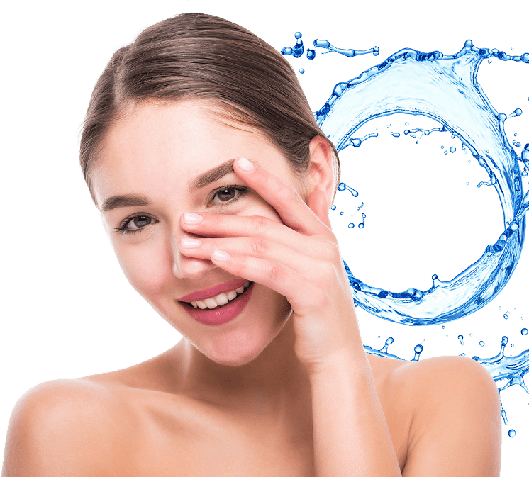 kvinna som applicerar Velvet Rose Eye Cream